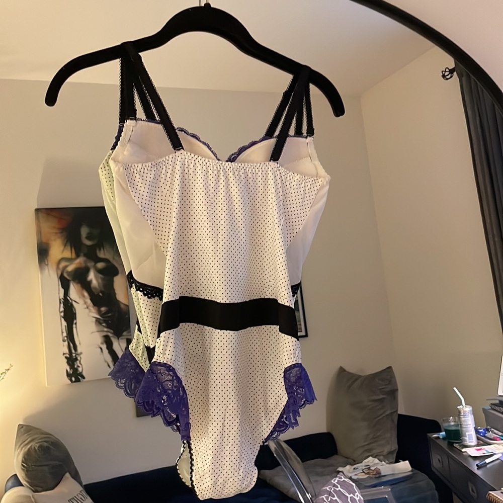 VS Luxe Euro Lace Bodysuit in Purple/B/W NWOT 34DD/M - Picture 6 of 11